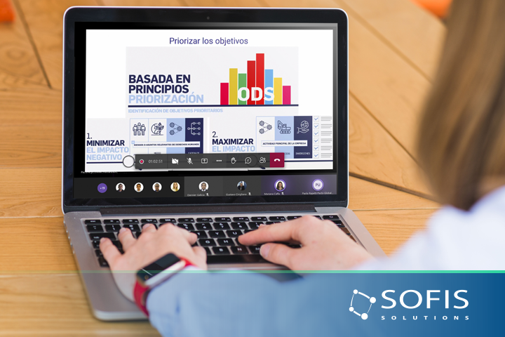 Mujer frente a una pantalla de laptop